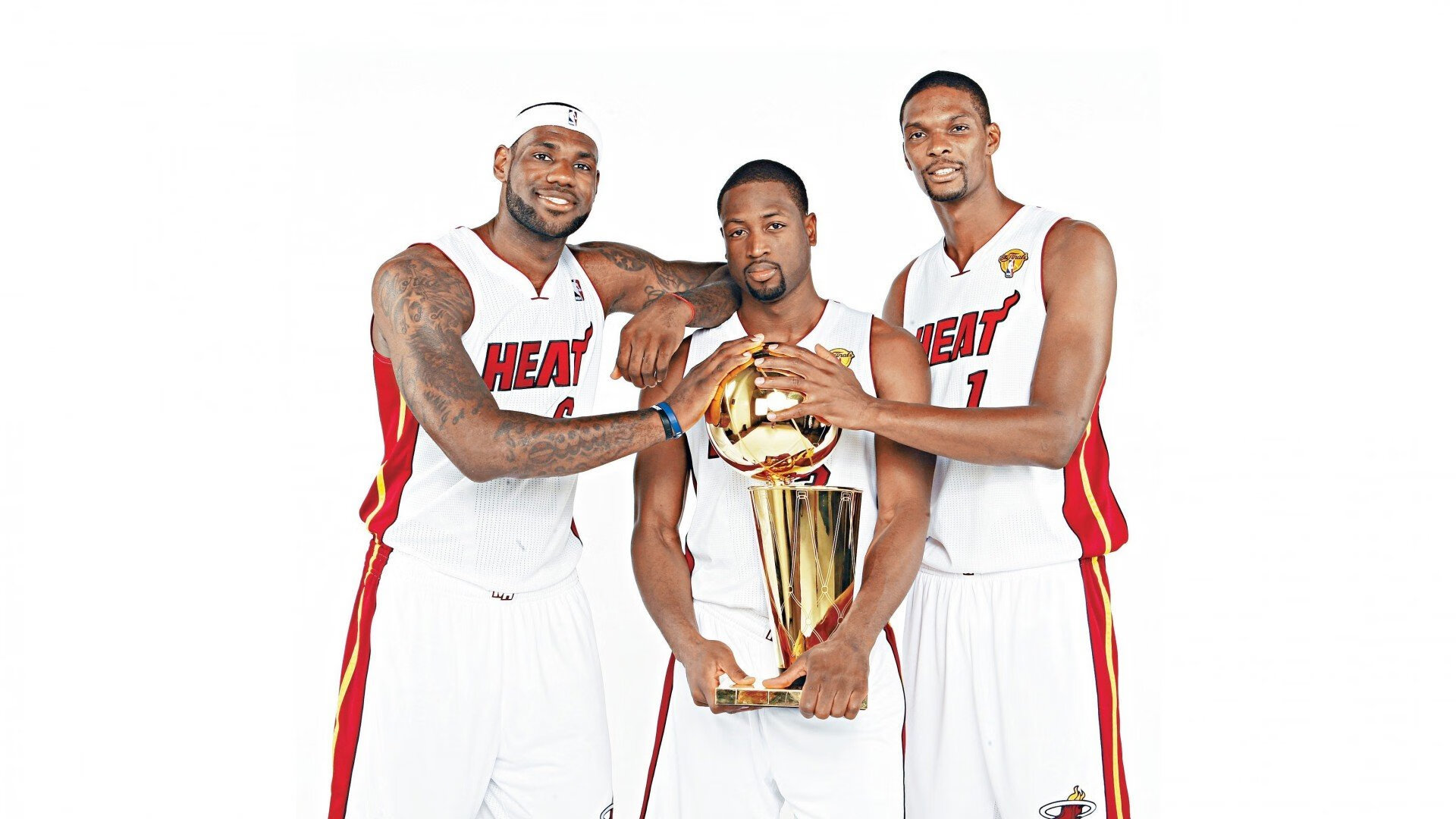 C罗重返赛场,比赛局势复杂首场状态出色,快船观众沸腾!观众掌声雷动